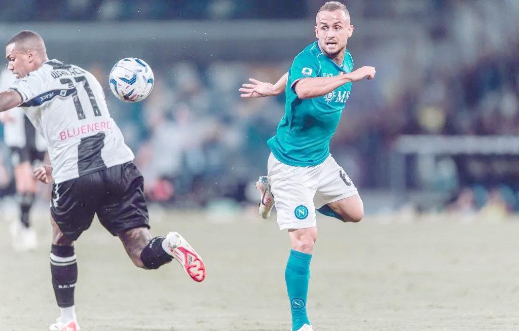 包含那不勒斯主场大胜乌迪内斯，保持前四位置的词条