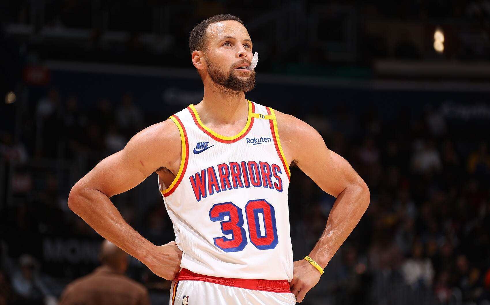 包含难分胜负的足球竞赛进入白热化阶段的词条