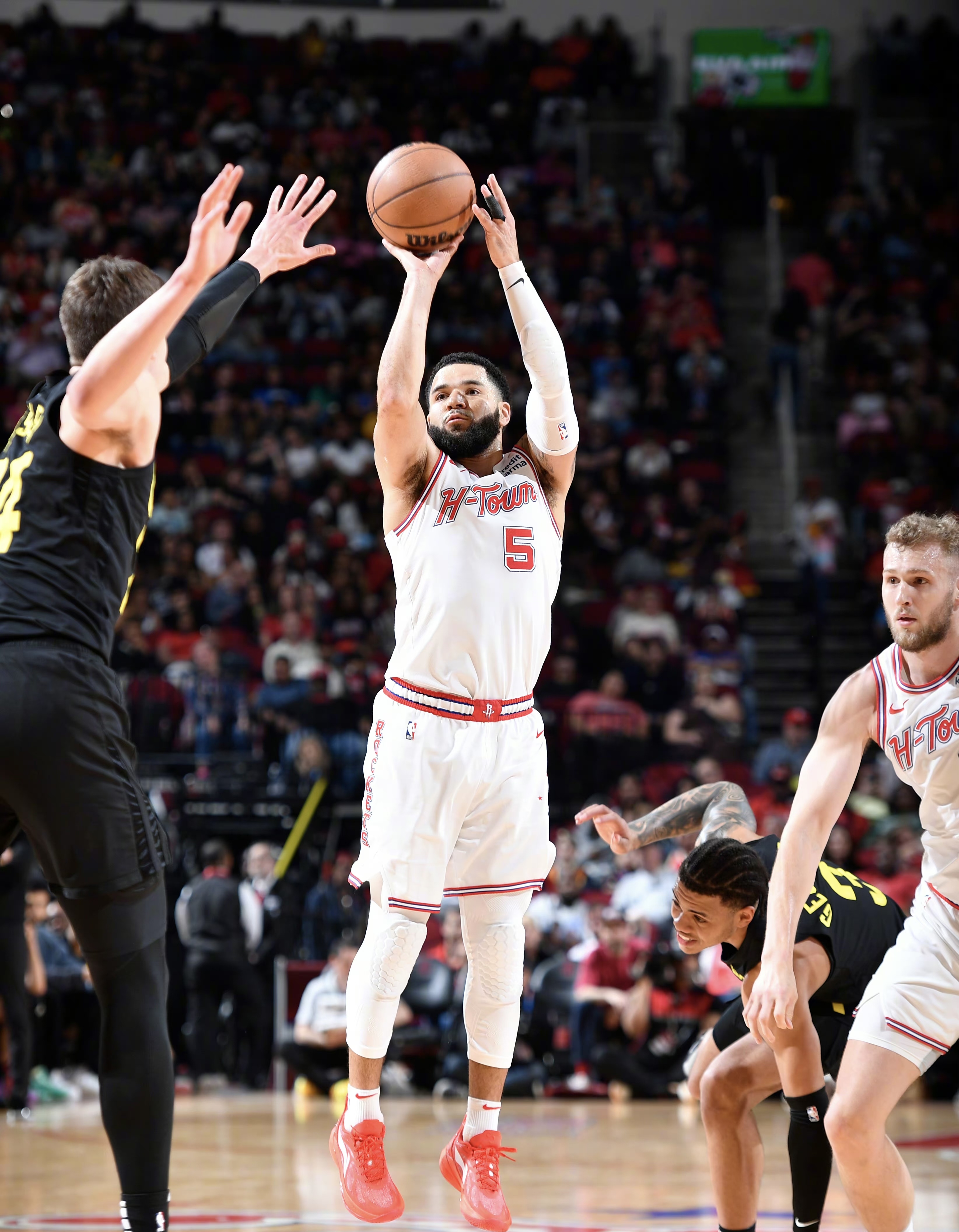 米兰体育新闻-火箭轻取独行侠，追平队史纪录