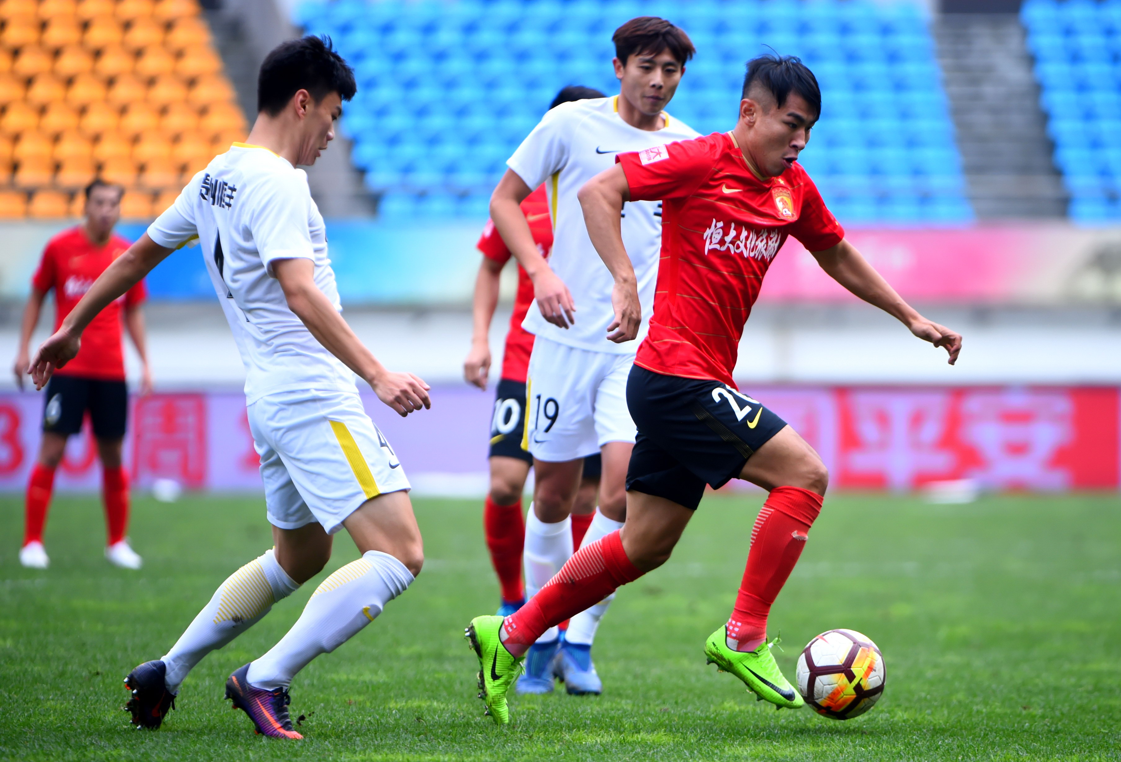 米兰体育官方-恒大胜利后球员互动引关注