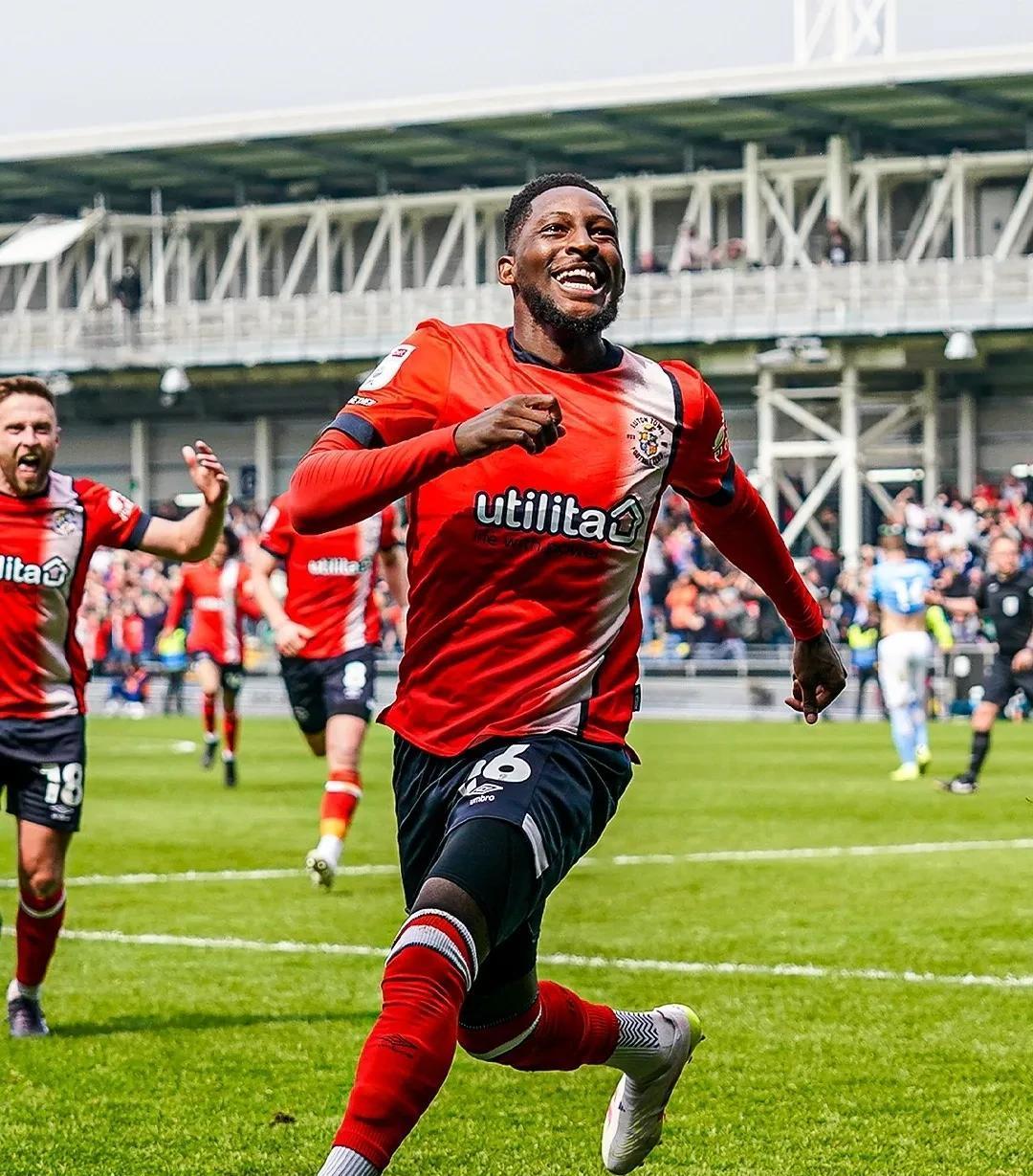 关于伯恩利主场战胜诺里奇城，迎来首胜的信息