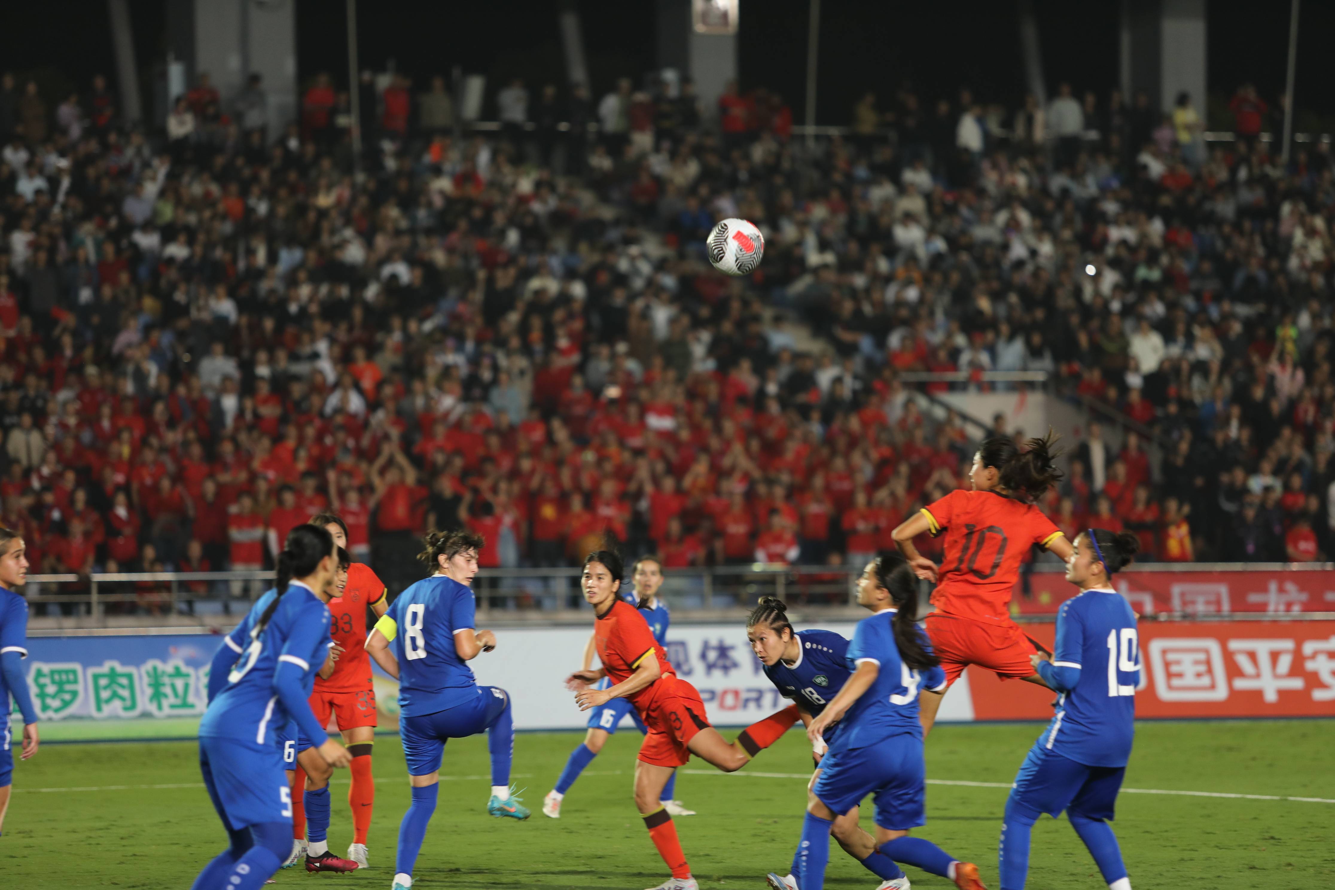 世界女足联赛半决赛将展开激烈角逐